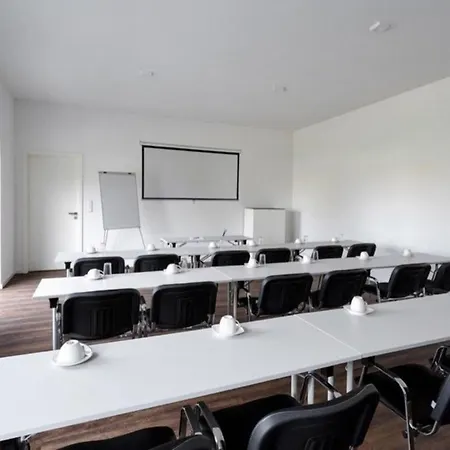 Monteurzimmer Pankow Mit Dachterrasse - Nur 10 Min. Von Der A10 - 3 Zimmer/ 7 Betten Pensionat *