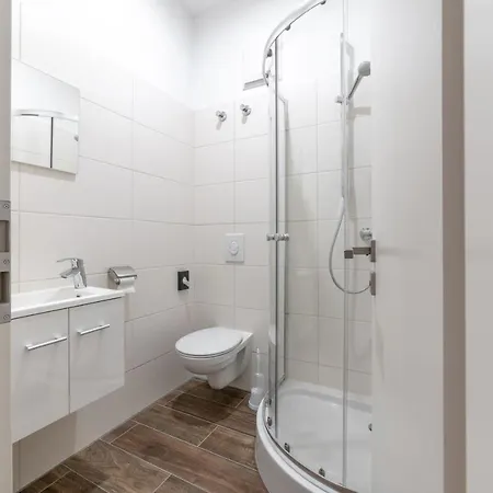 Monteurzimmer Pankow Mit Dachterrasse - Nur 10 Min. Von Der A10 - 3 Zimmer/ 7 Betten Pensionat