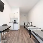 Monteurzimmer Pankow Mit Dachterrasse - Nur 10 Min. Von Der A10 - 3 Zimmer/ 7 Betten 3*
