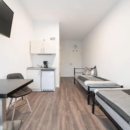 Monteurzimmer Pankow Mit Dachterrasse - Nur 10 Min. Von Der A10 - 3 Zimmer/ 7 Betten 3*