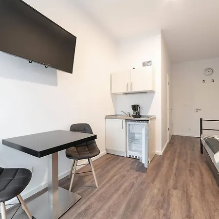 Monteurzimmer Pankow Mit Dachterrasse - Nur 10 Min. Von Der A10 - 3 Zimmer/ 7 Betten 3*