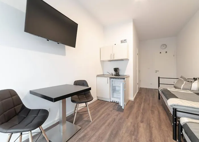 Monteurzimmer Pankow Mit Dachterrasse - Nur 10 Min. Von Der A10 - 3 Zimmer/ 7 Betten 3*